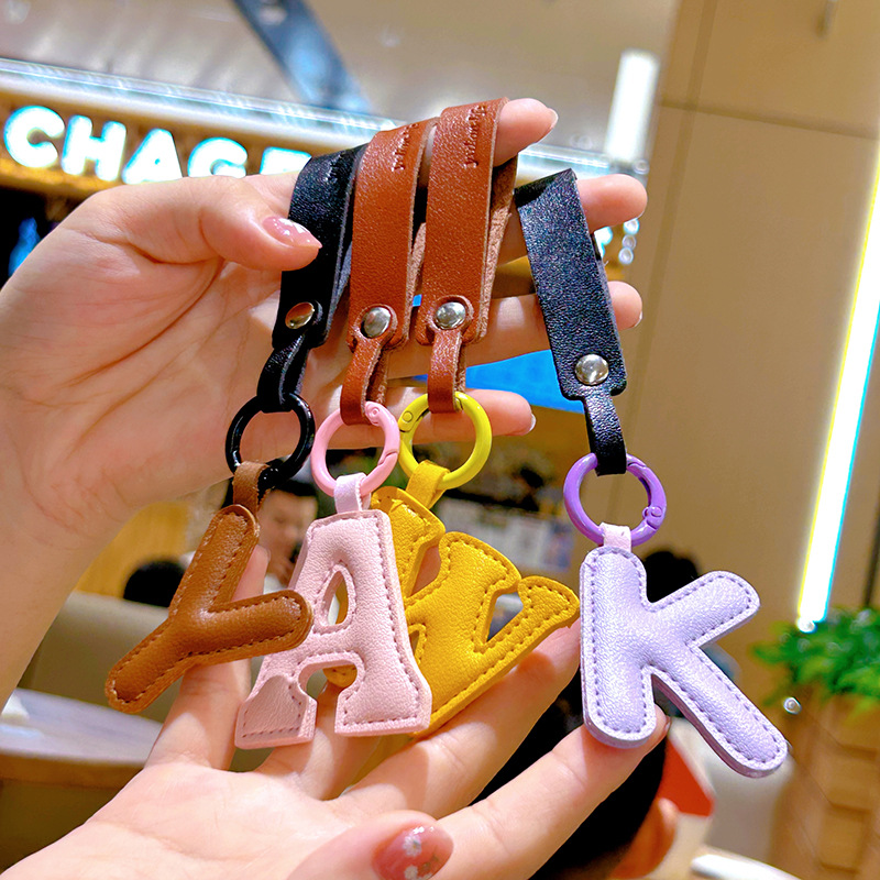 Kreatywne breloki do kluczy ze – Monogram Keychain Leather recenzja i cena