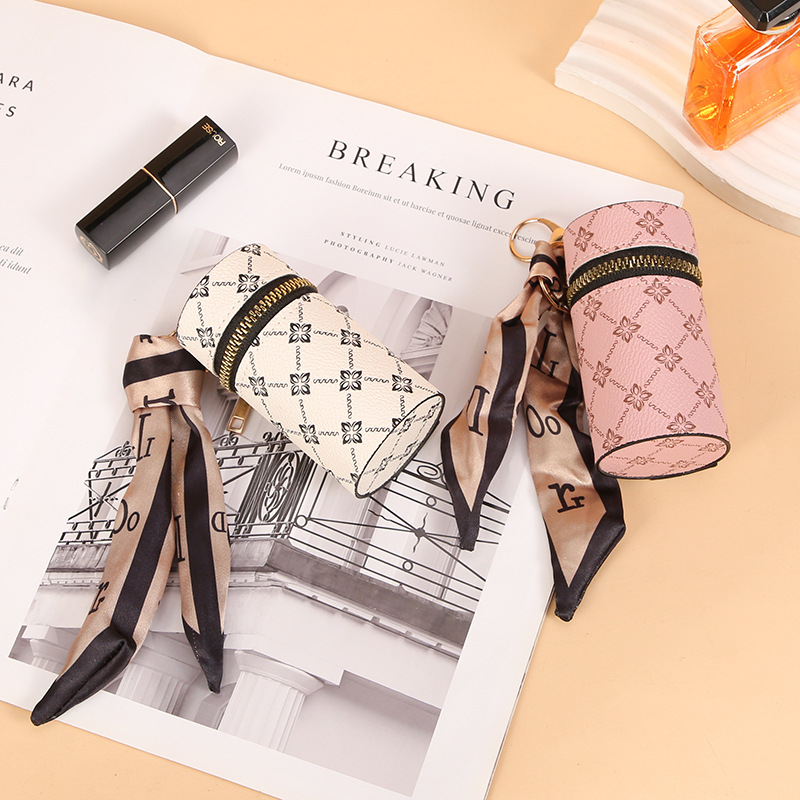 Breloczek do kluczy w kształci – Monogram Keychain Leather recenzja i cena