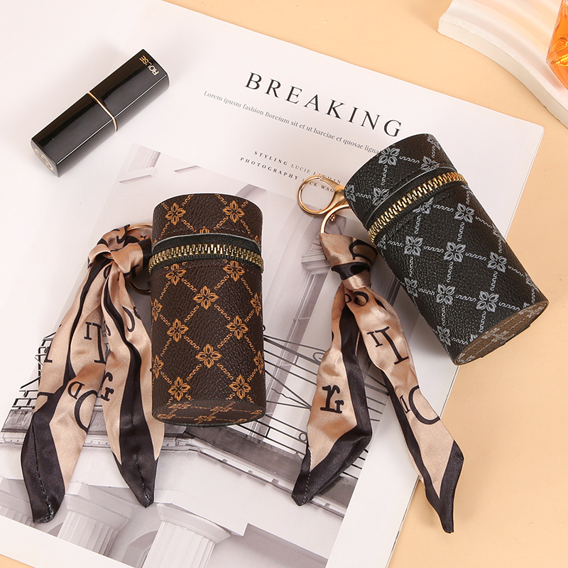 Breloczek do kluczy w kształci – Monogram Keychain Leather recenzja i cena