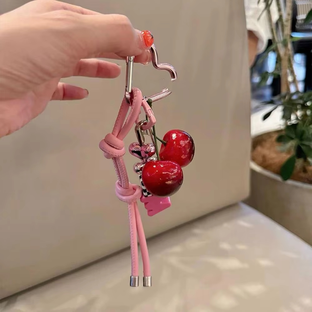 Y2k śliczny wiśniowy alfabet P – Monogram Keychain Leather recenzja i cena
