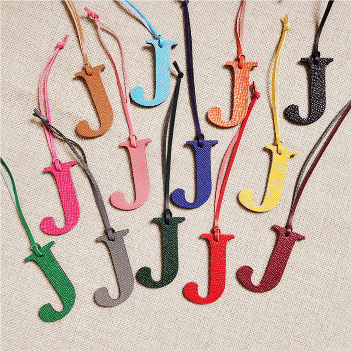 Brelok z inicjałem z alfabetu  – Monogram Keychain Leather recenzja i cena