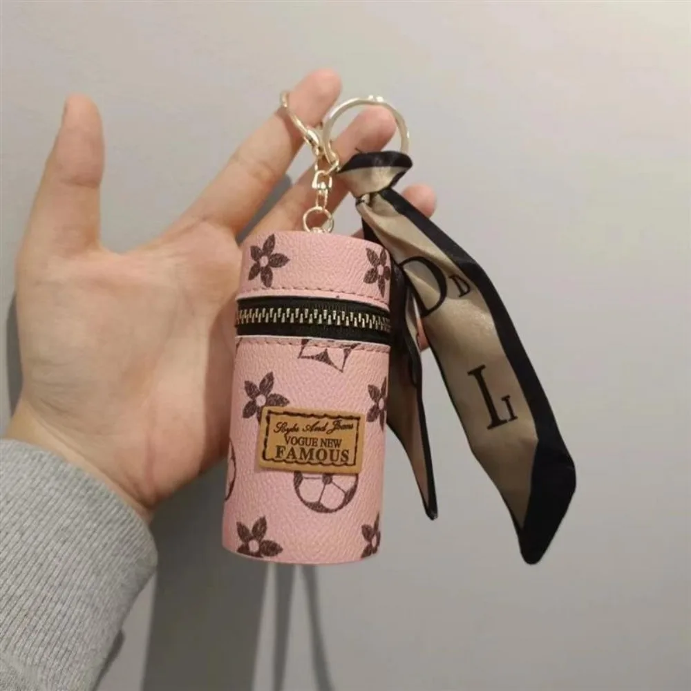 Różowa, kwiatowa, cylindryczna – Monogram Keychain Leather recenzja i cena